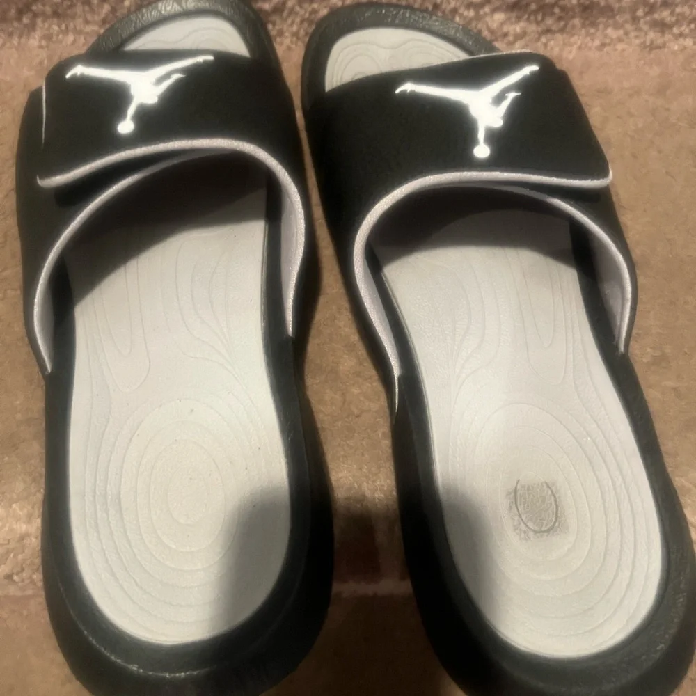 Jordan slides size 9 black. Beautiful and in great condition. So comfortable! - Picture 5 of 7